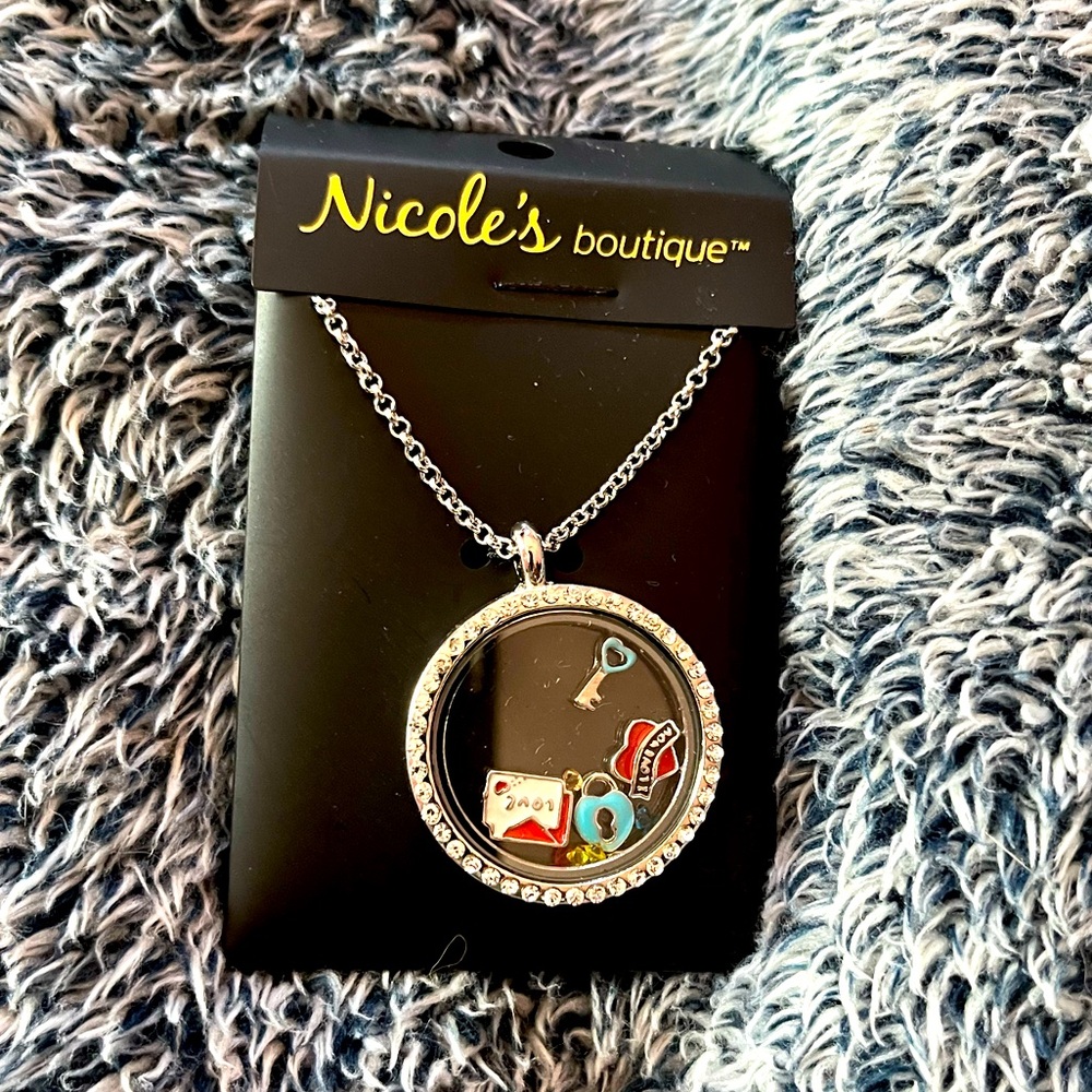 Nicole Boutique silver necklace